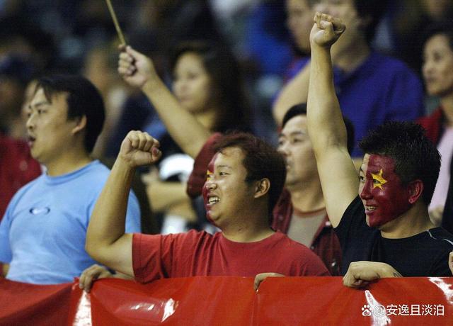 球迷激情喊声响彻全场，支持队伍取胜